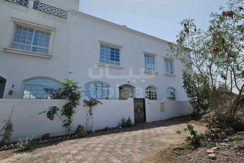 Villa Gemela de 4 dormitorios en Al Amarat, Oman No. 53617
