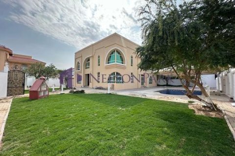 5 bedrooms Villa in Doha, Qatar No. 58125