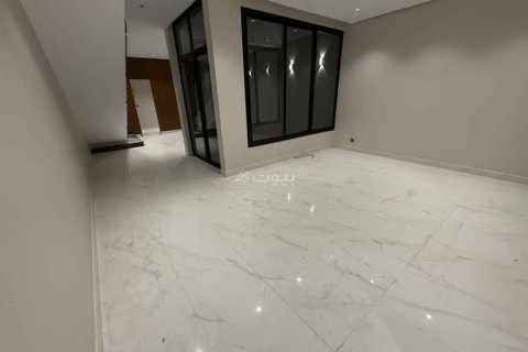 Villa de 4 dormitorios en Riyadh, Saudi Arabia No. 61591 15