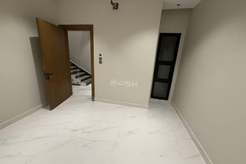 Villa de 4 dormitorios en Riyadh, Saudi Arabia No. 61591 9